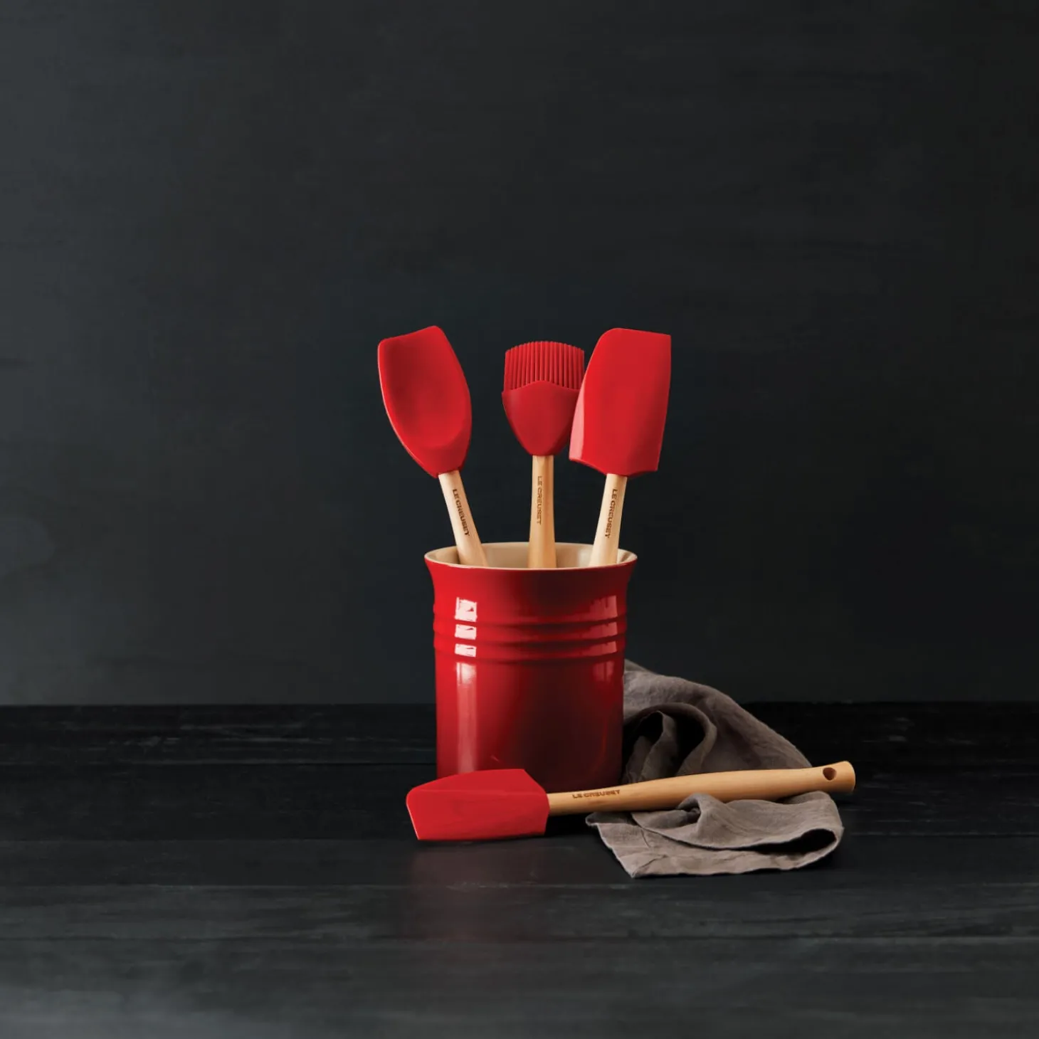 Le Creuset Craft 4-Piece Utensil Set with Stoneware Utensil Jar - Cerise