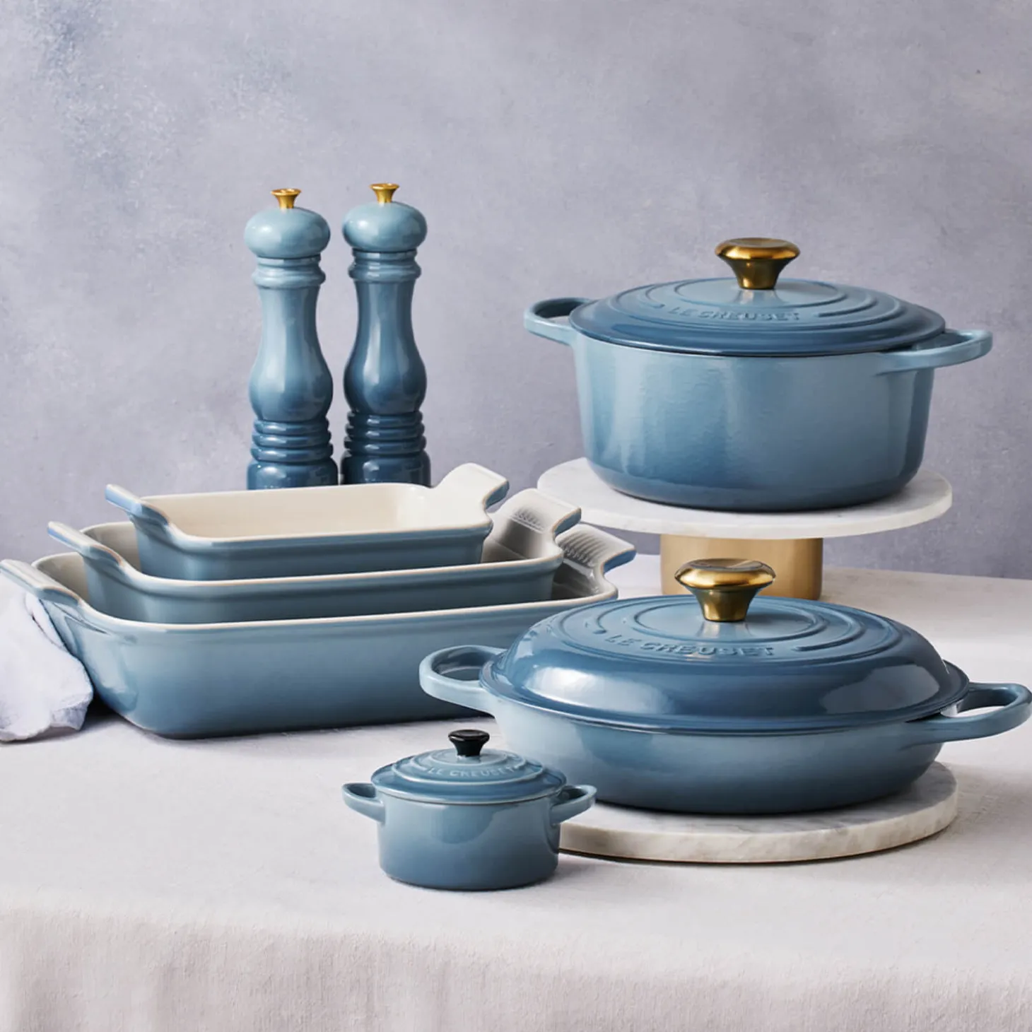 Le Creuset Signature Cast Iron 26cm Shallow Round Casserole - Chambray