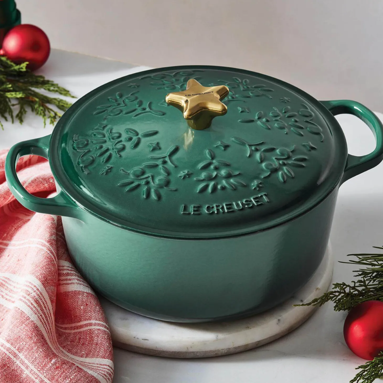 Le Creuset Signature Cast Iron 24cm Christmas Noel Casserole - Artichaut