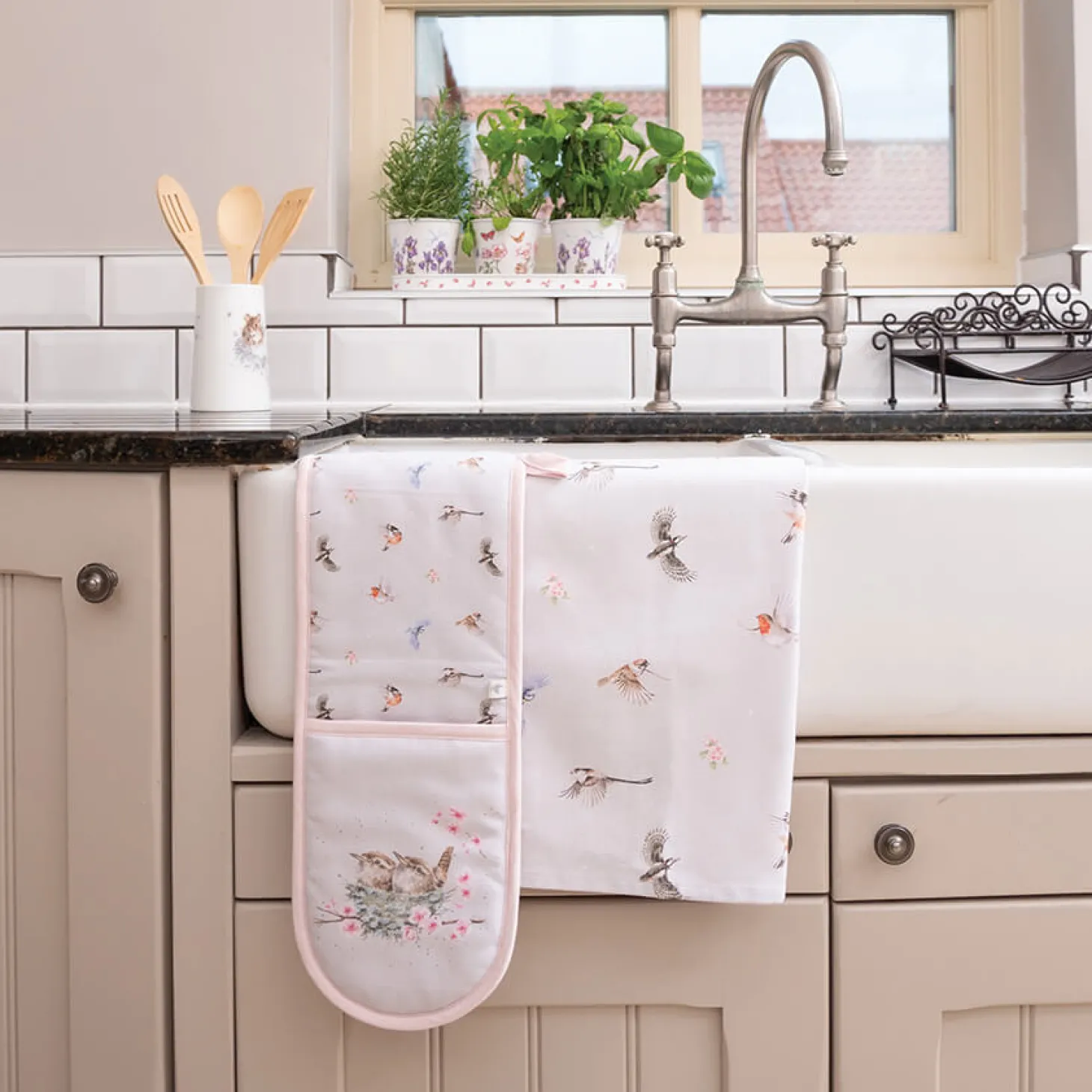 Wrendale Designs by Hannah Dale Double Oven Glove - Feathered Friends